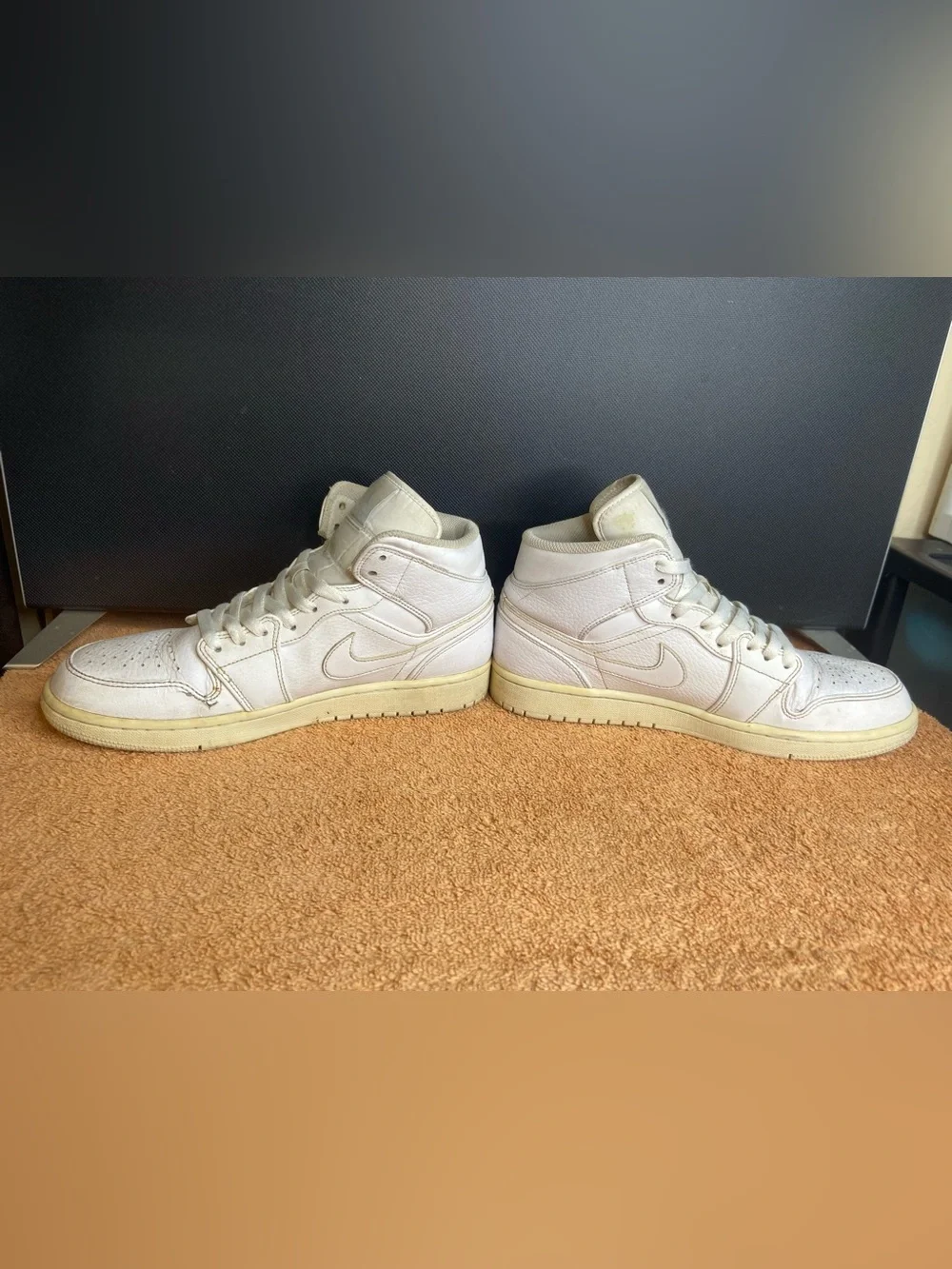 Nike Air Jordan 1 Mid Triple White 554724-109 Men's Sz. 9 Basketball Sneakers